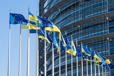 Bandiere Unione Euroepa e Ucraina (foto Pixabay)