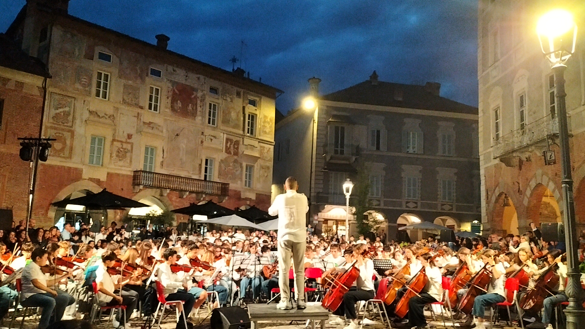 Note di stelle in Piazza Maggiore a Mondovì (video)