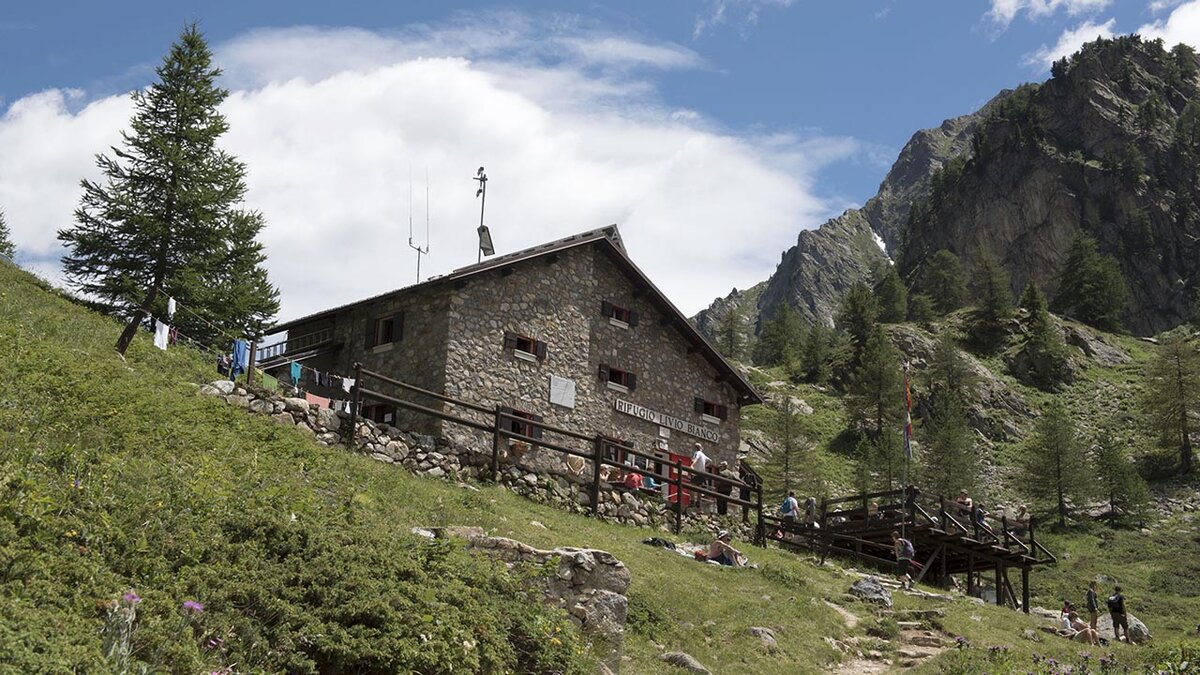 Furti e vandalismo nel bivacco invernale del rifugio Dante Livio Bianco