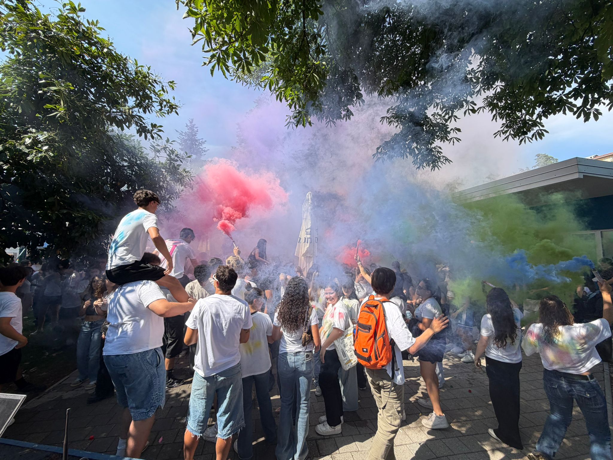 Oggi, 8 giugno, è finita la scuola per gli studenti del De Amicis (video e foto)