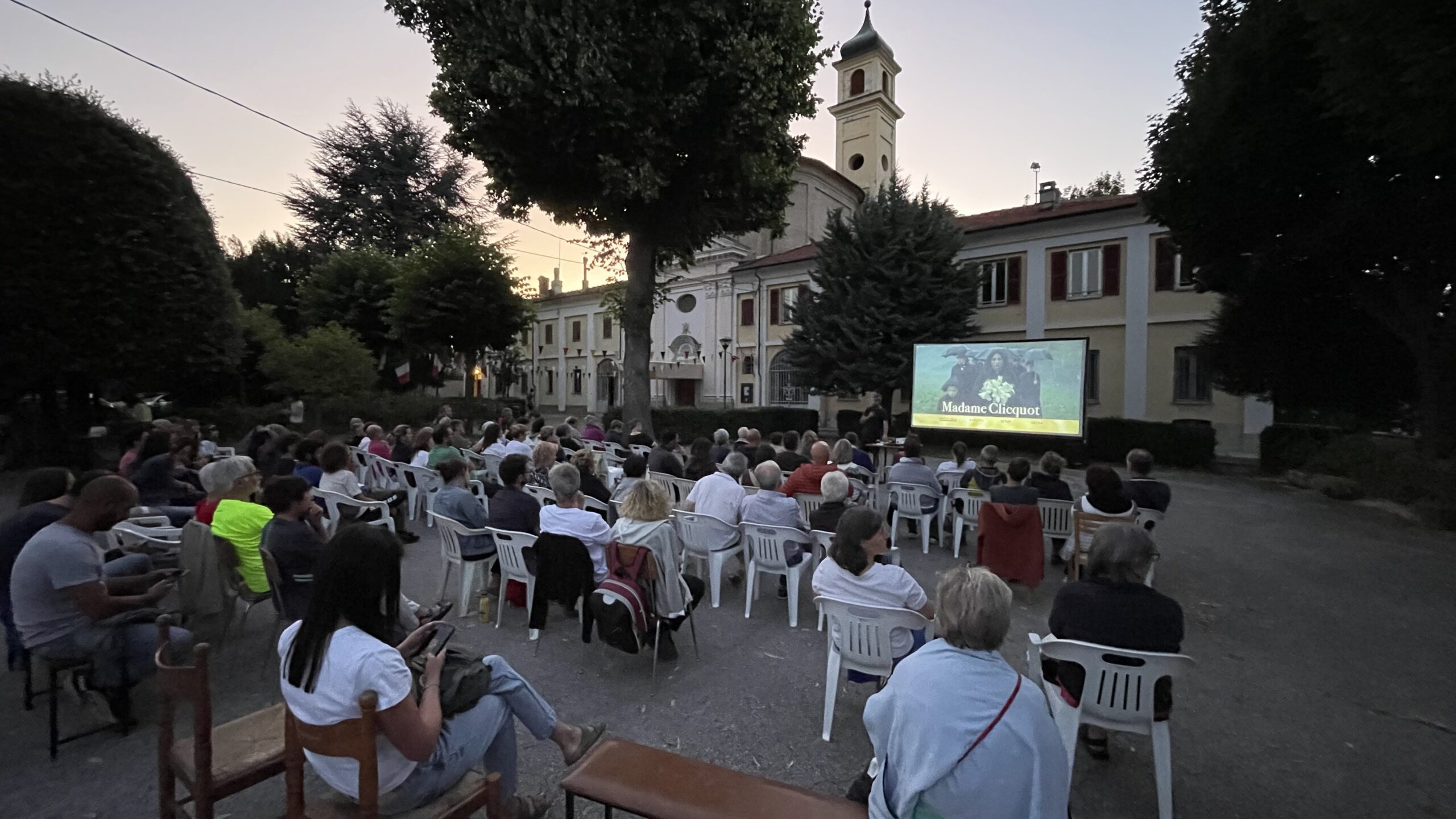 Caraglio, cinema all’aperto in via Brofferio