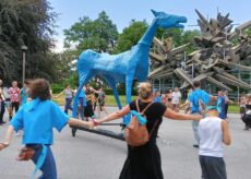 La Guida - Corteo a Cuneo con il cavallo azzurro simbolo di libertà e diritti umani