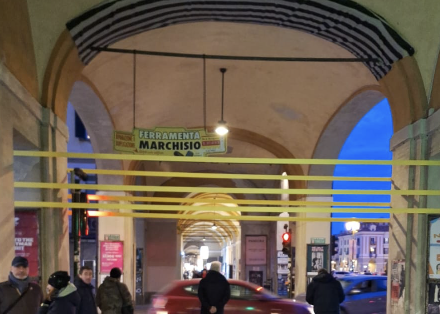 Piazza Galimberti, per oltre un mese chiuso il passaggio sotto l’arco all’angolo con corso Soleri