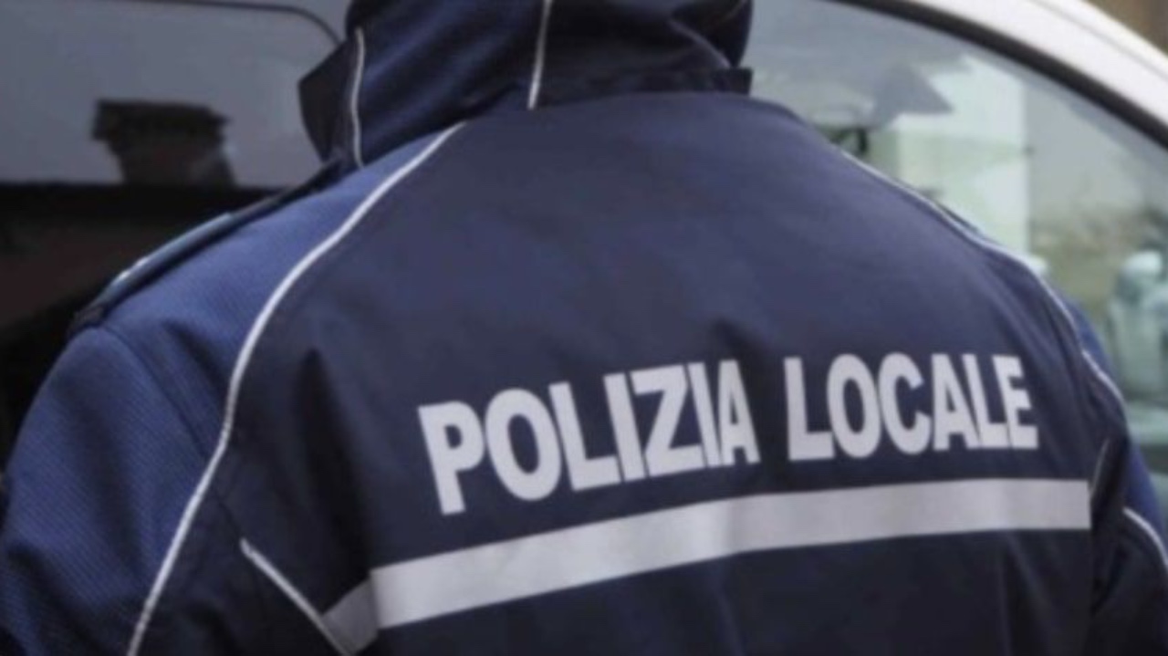 Uomo in stato di alterazione psicofisica  bloccato da Polizia locale e Carabinieri