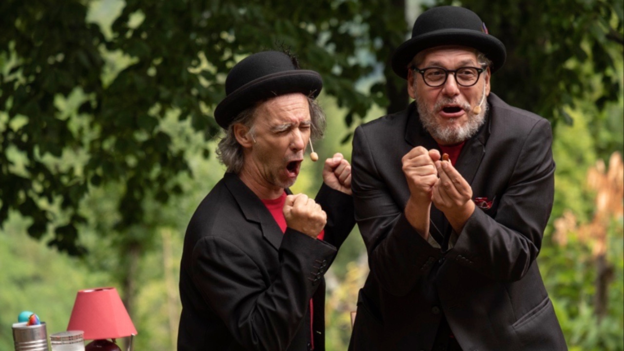 Comicità e memoria sul palco di Santa Chiara