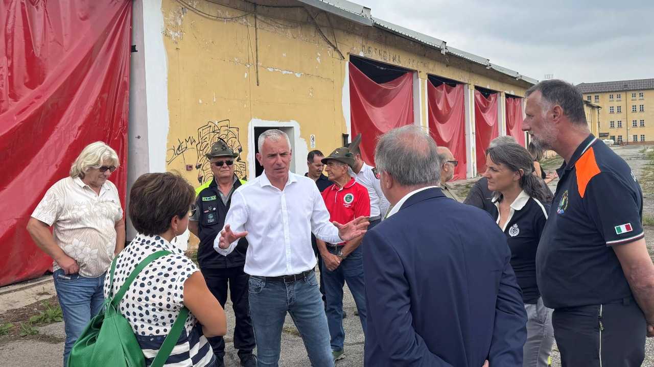 L’eurodeputato francese Gregory Allione in visita all’ex caserma di Borgo San Dalmazzo