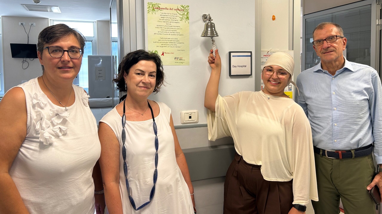 Beatrice suona la Campanella del Sollievo nel reparto di ematologia 