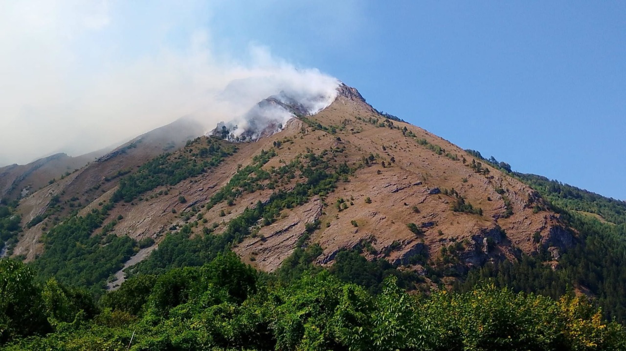 Incendio in valle Gesso nella zona della Piastra, vigili del fuoco e squadre Aib al lavoro