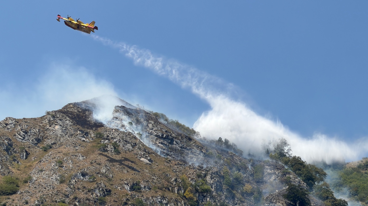 Due canadair al lavoro per spegnere un vasto incendio nei boschi a Valdieri