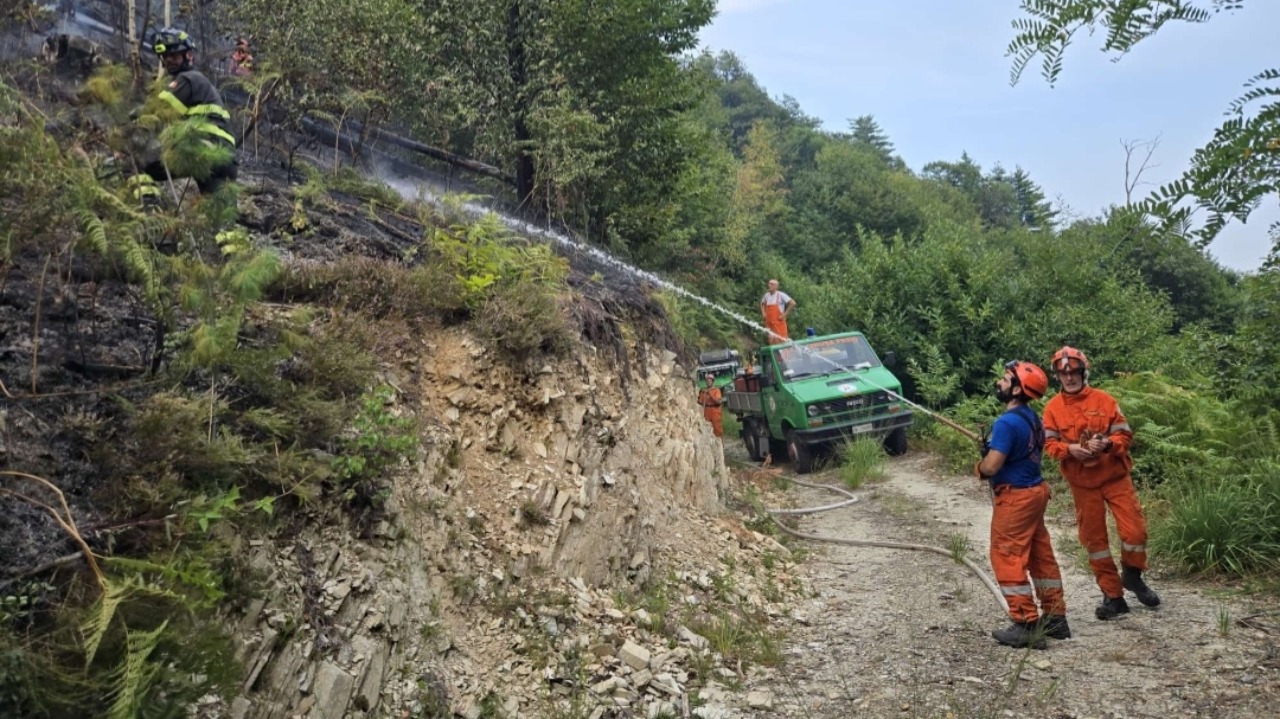 Incendio a Pradeboni, fiamme nei pressi della vecchia strada