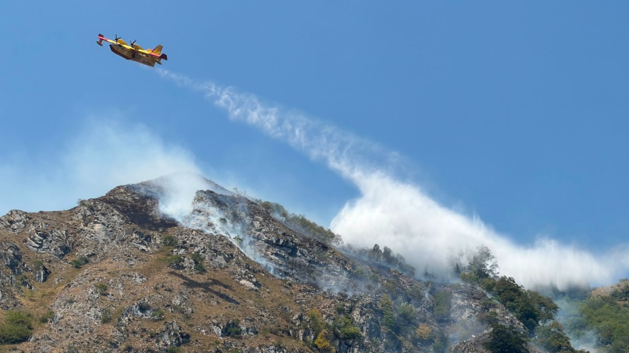 Incendio in valle Gesso, proseguono le operazioni di spegnimento