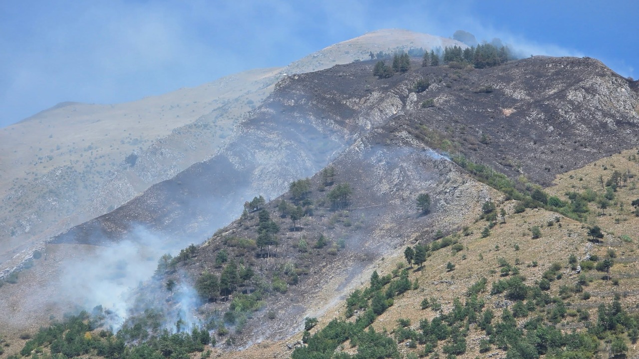 Valdieri, le fiamme arrivano al confine con Demonte