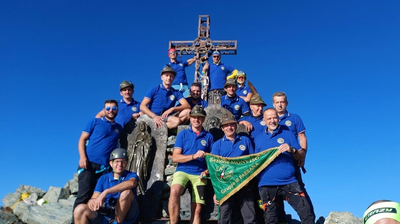 Gli alpini di Paesana in vetta al Monviso per i cent’anni del Gruppo