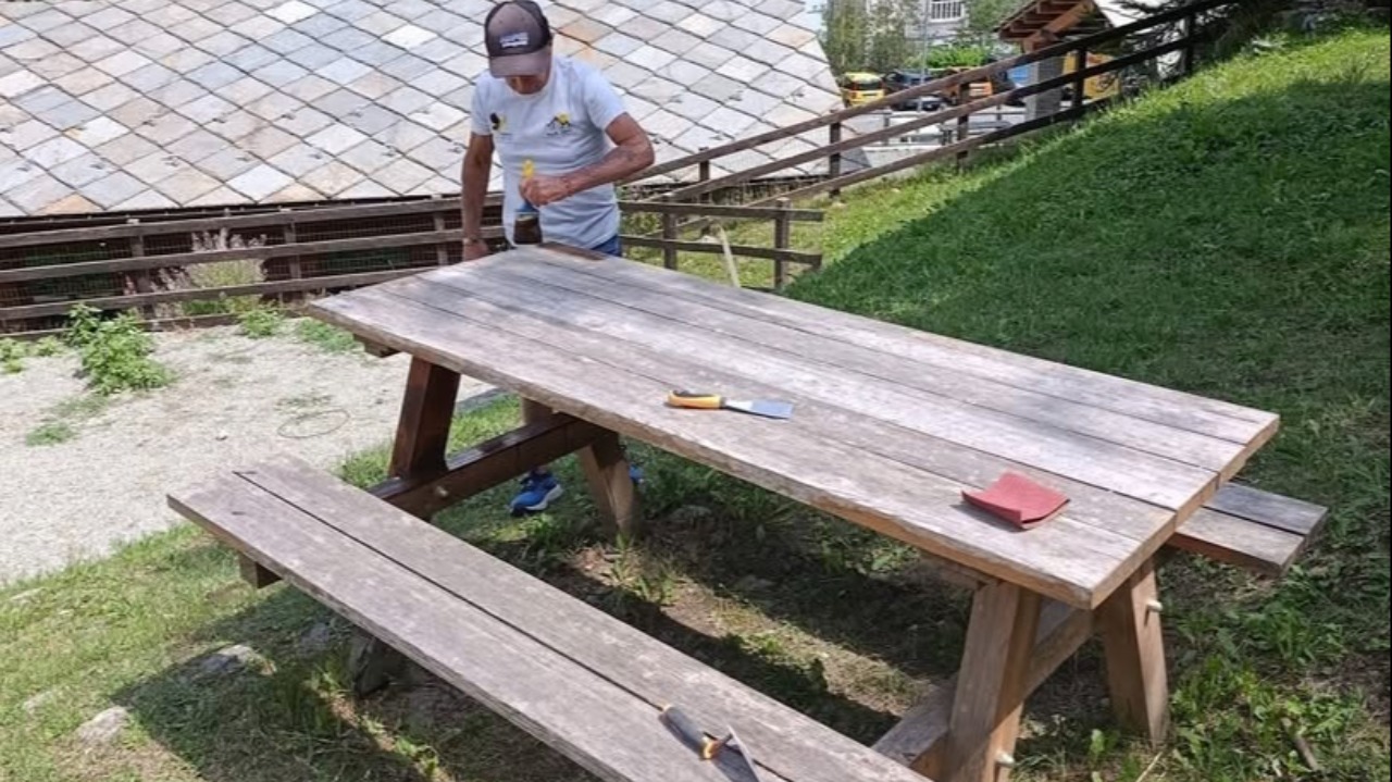 A Crissolo rimessi a nuovo i tavoli dei campi da bocce