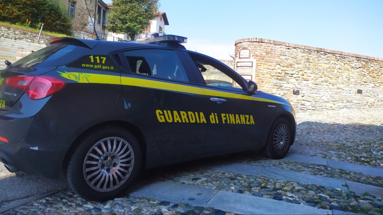 Individuato un opificio clandestino ad Alba e sequestrati 325 chilogrammi di tabacco di contrabbando 