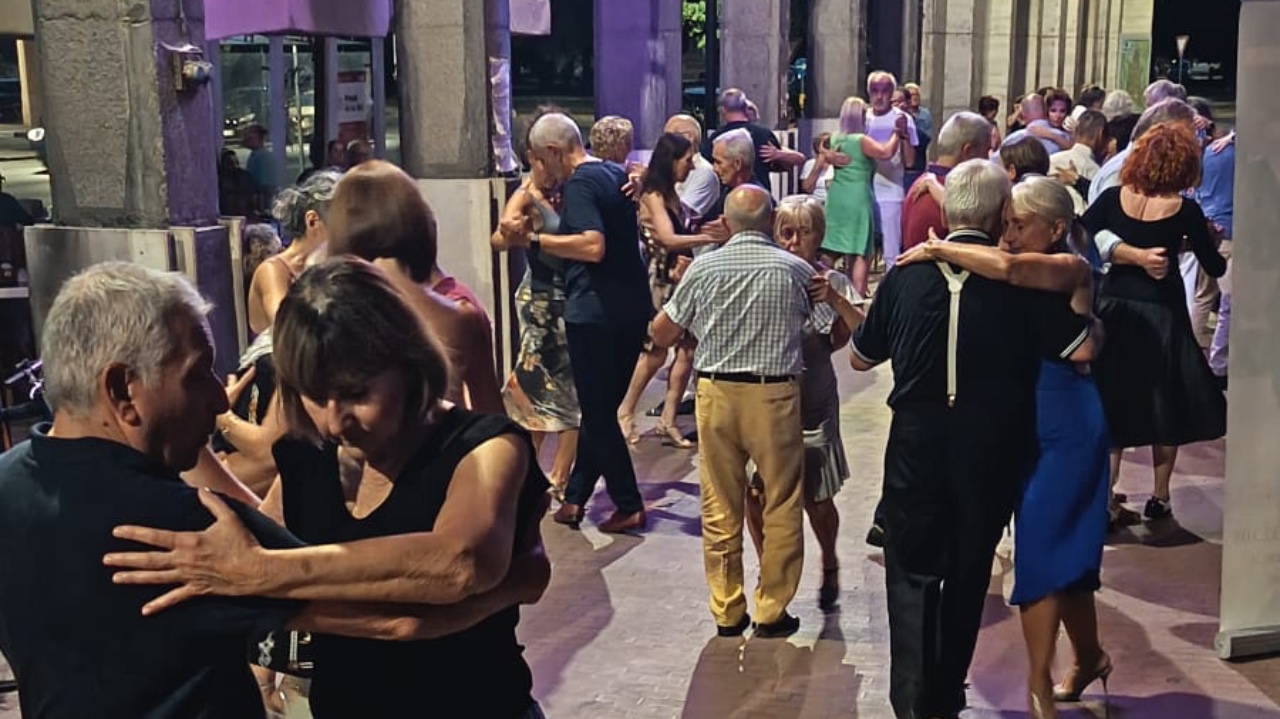 Cuneo, la magia del tango risuona in corso Giolitti