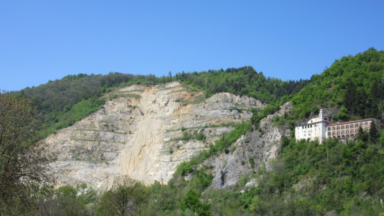 Roccaforte Mondovì, raccolta di firme contro la riapertura dell'ex cava Santa Lucia