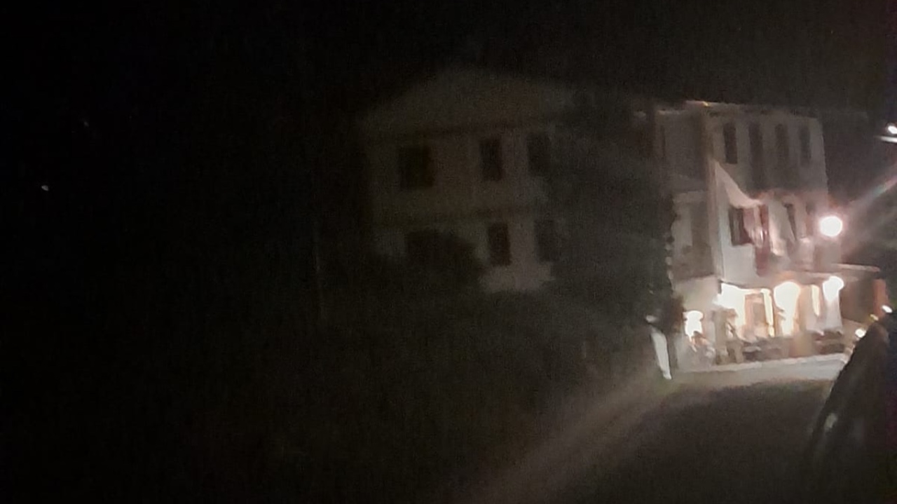 Un paese al buio grazie alla burocrazia: da un mese senza illuminazione pubblica