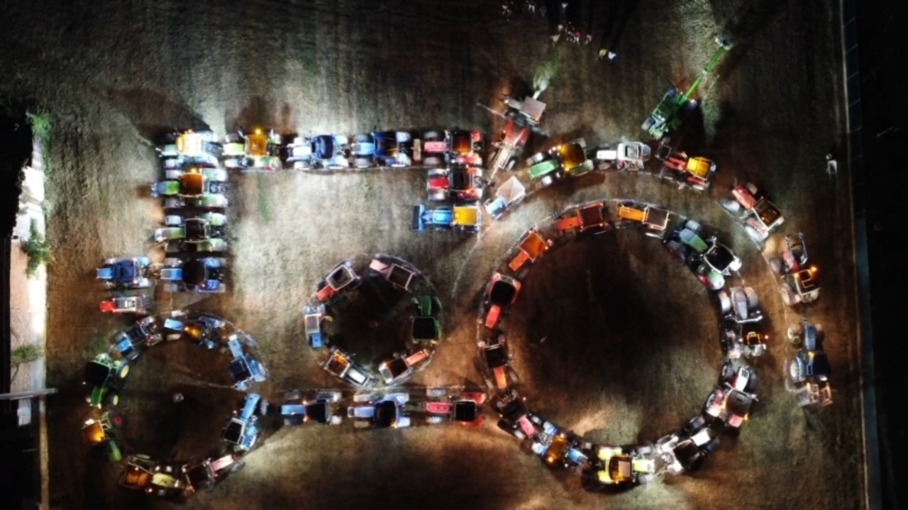 San Magno saluta la festa con un “trattore a testa calda” illuminato (video)