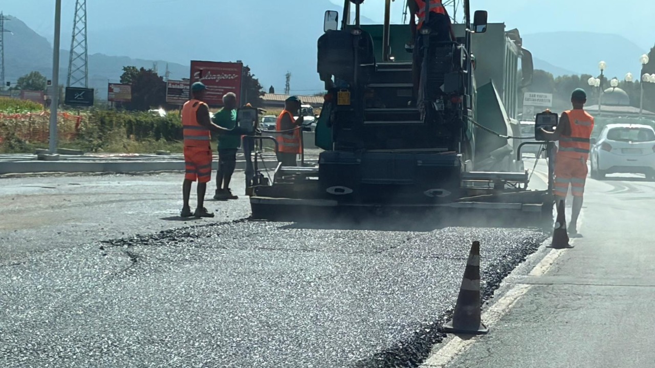 Nuova rotonda in corso De Gasperi, asfaltatura in atto
