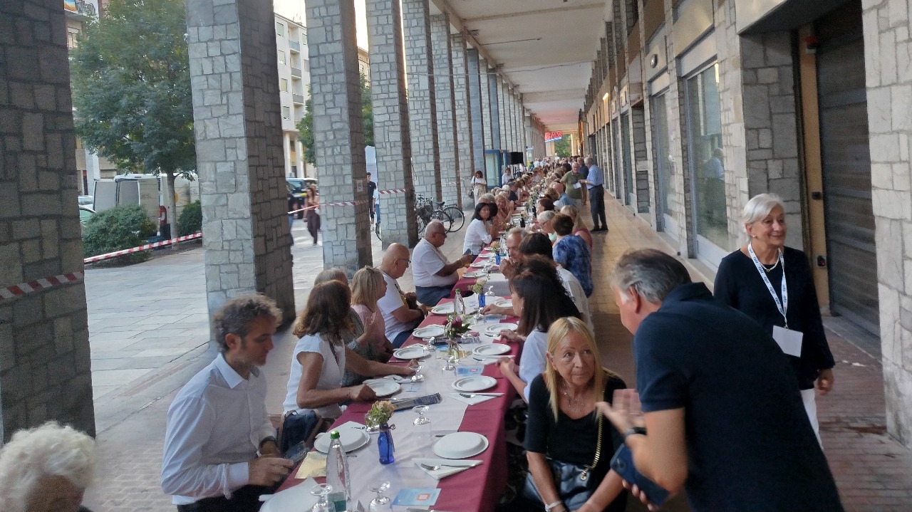 In 320 a cena sotto i portici di corso Giolitti