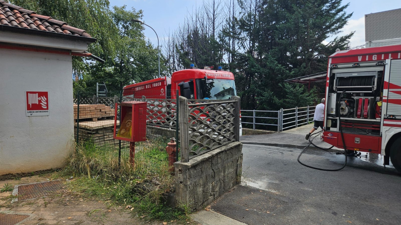 Paura alla casa di riposo di Sanfront: fiamme sfiorano la struttura