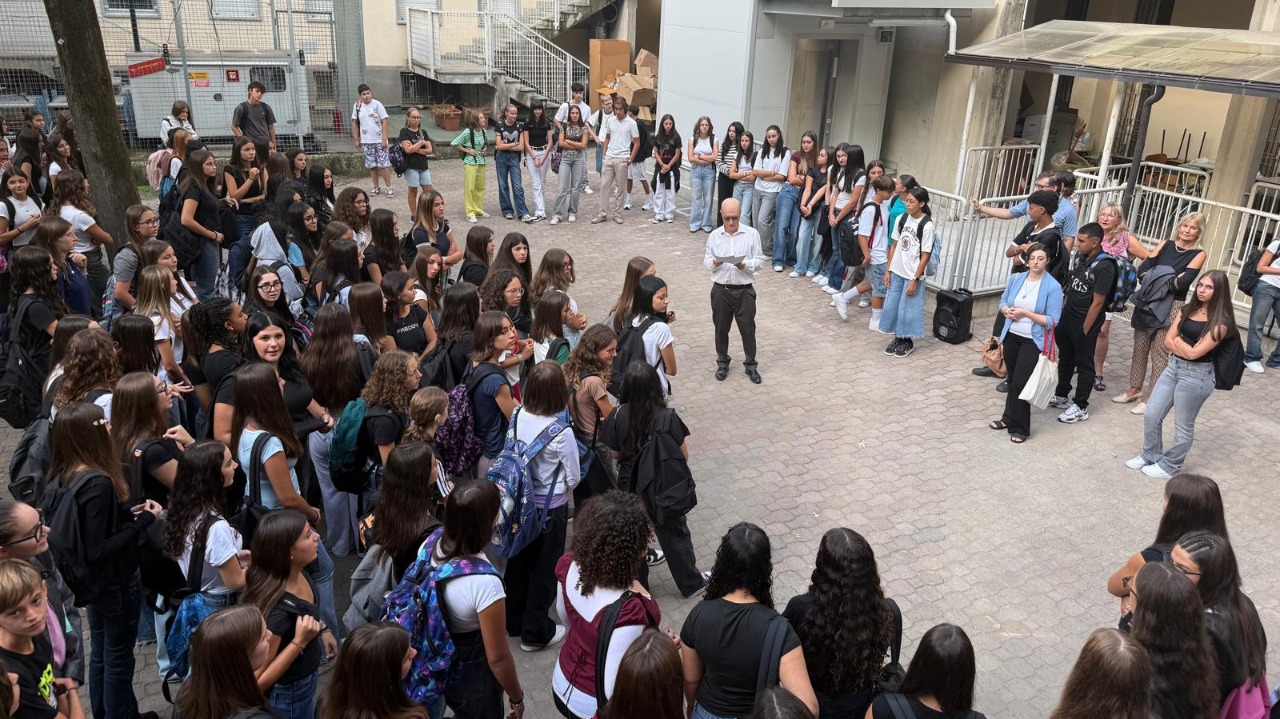 Primo giorno di scuola per il Liceo De Amicis (FOTO)