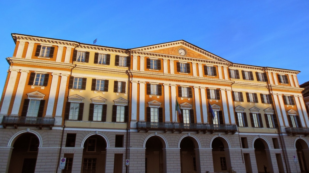 Lo insulta davanti alla pizzeria e lo insegue, a giudizio per minaccia e violenza privata
