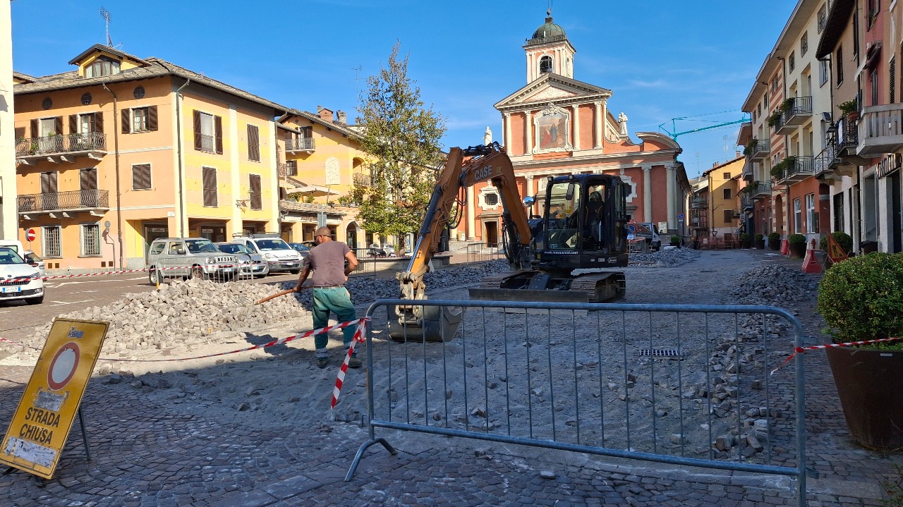 Lavori per la sistemazione dei cubetti in piazza dell'Olmo a Boves
