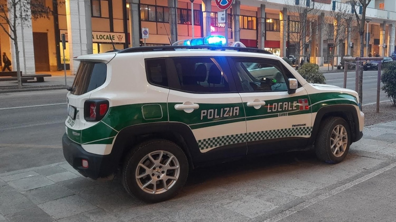 Cuneo, multe per monopattini irregolari e proprietari di cani indisciplinati