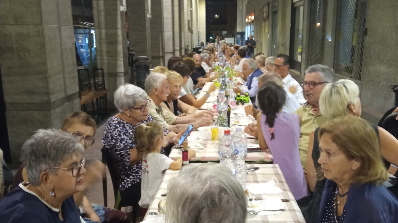 "Piacere... Cuneo Nuova" e la sua tavolata sotto i portici