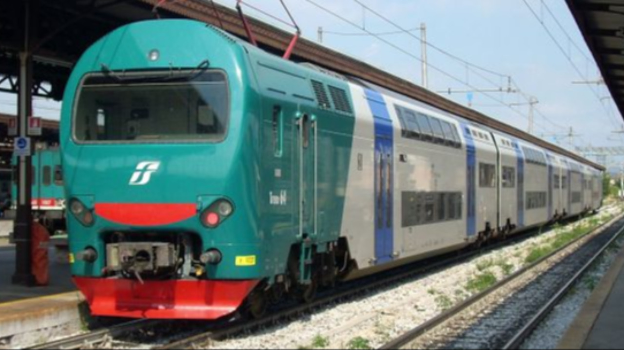 Bloccano le porte del treno per impedirne la chiusura e far salire gli amici
