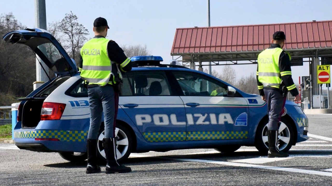 La Polizia recupera monili in oro e altra refurtiva a bordo di un furgone