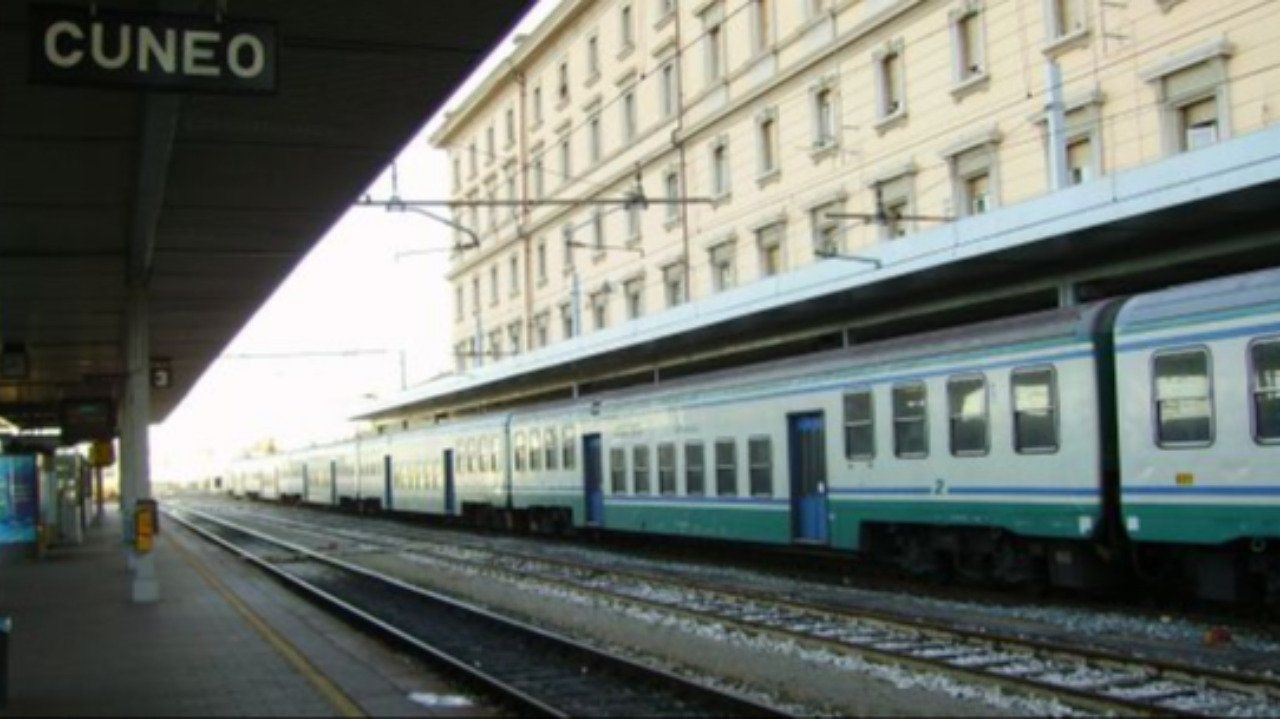Studenti a piedi, i bus sostitutivi per Fossano non sono sufficienti