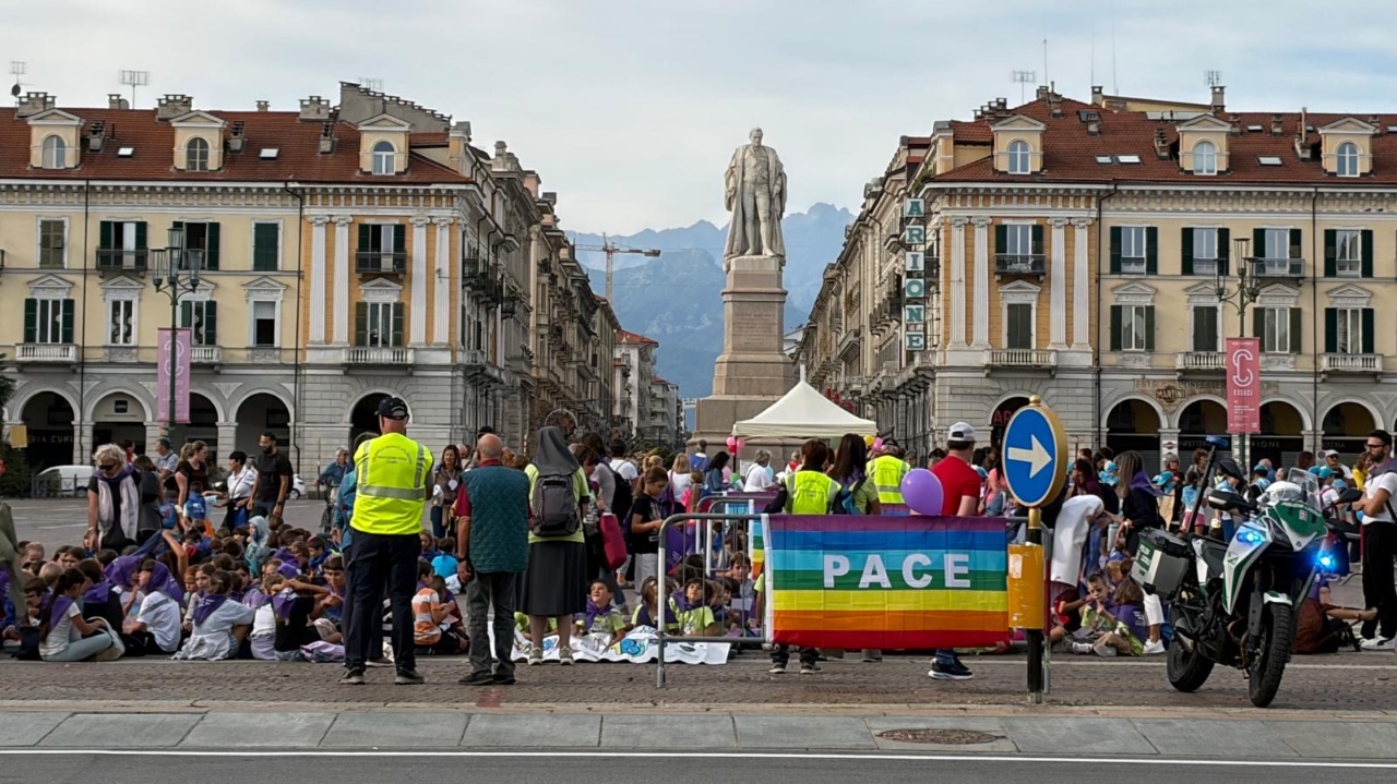 Un corteo festoso di bambini porta i colori della pace in via Roma (video)