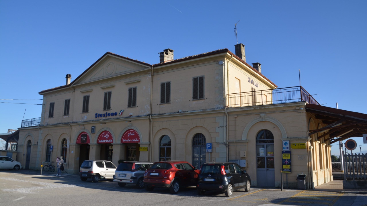 Dimentica lo zaino alla stazione di Centallo e le rubano i soldi dal portafoglio