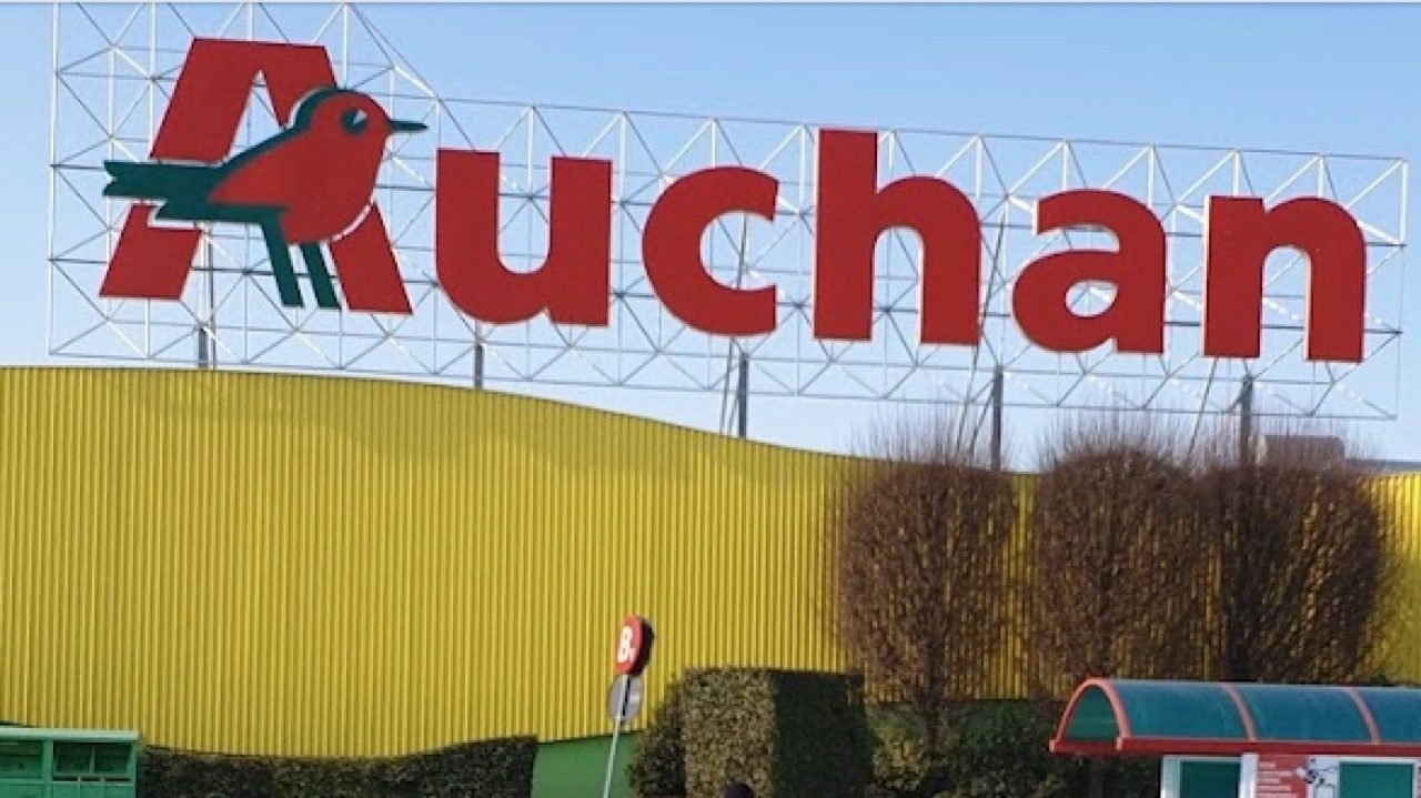 Guida senza patente e ruba capi di abbigliemento nei negozi dell'ex Auchan