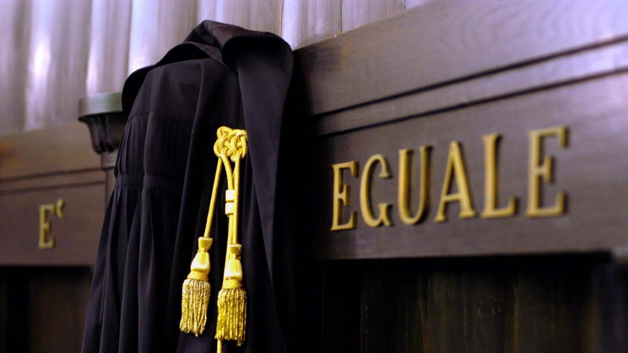 Accusa falsa contro il marito e fuga con le figlie: una donna a processo per sottrazione di minori