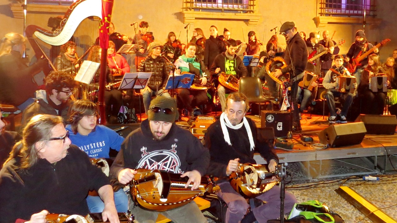 Festa e musica a Pradleves con Bramassiadas