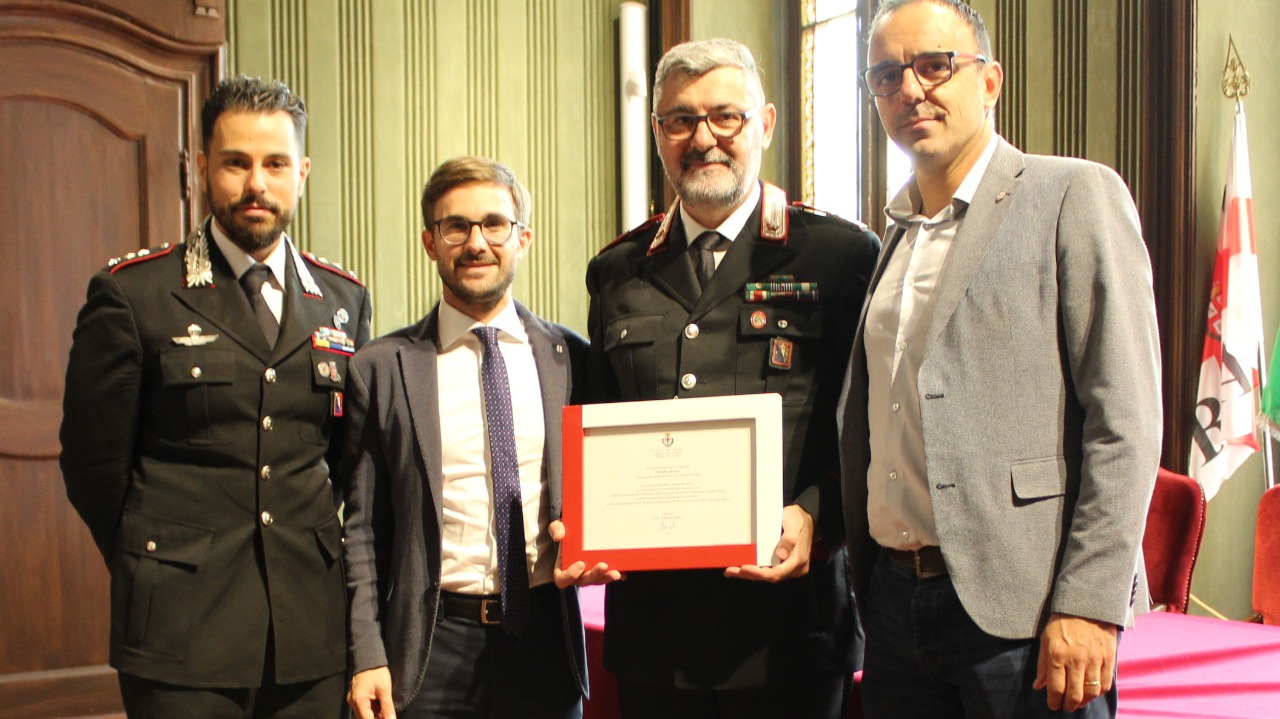 Il Luogotenente Carica Speciale Claudio Grosso riceve una targa per il riconoscimento come Comandante di Stazione della Legione Carabinieri Piemonte e Valle d’Aosta.