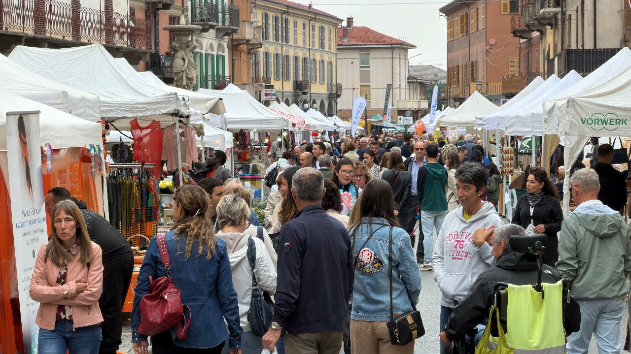 Caraglio, una fiumana di gente alla Fiera d'Autunno (foto)