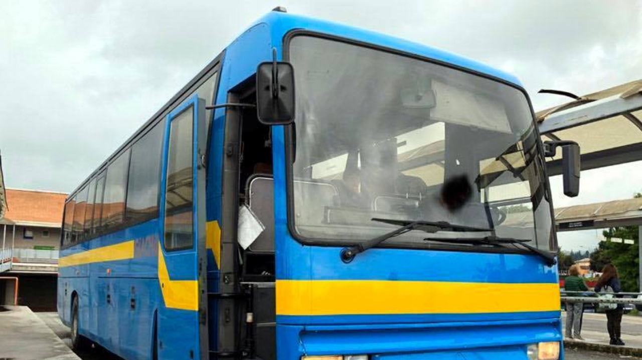 Fossano, lasciata a terra dal bus: denunciato un presunto episodio di discriminazione