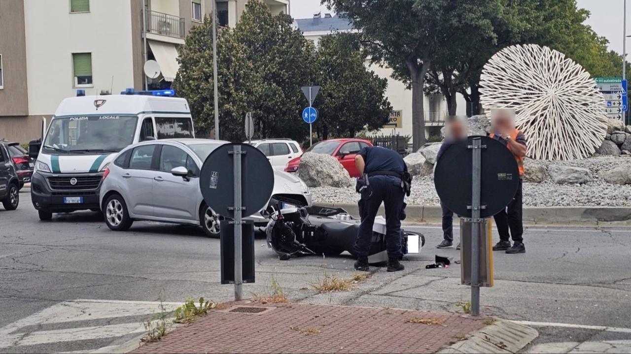 Cuneo, scontro tra un'auto e un motociclo alla rotonda di corso Monviso