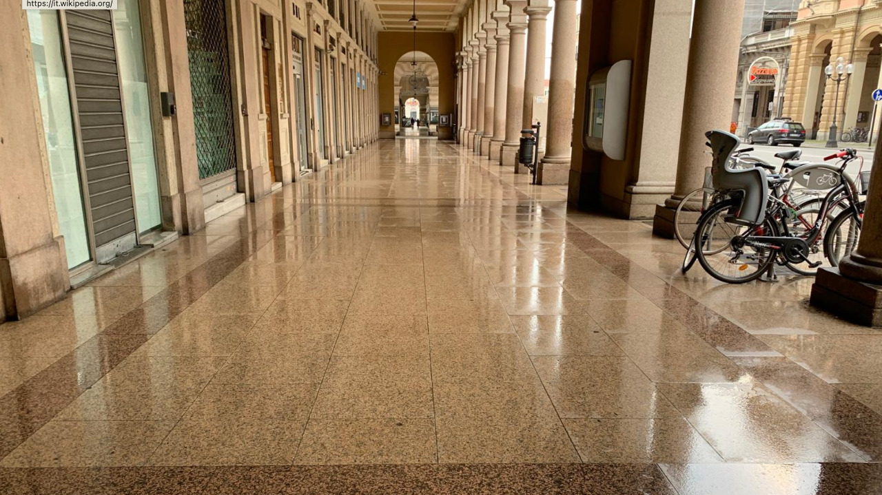 Al via la pulizia straordinaria sotto i portici, a fine mese gli interventi di sanificazione dei parchi giochi