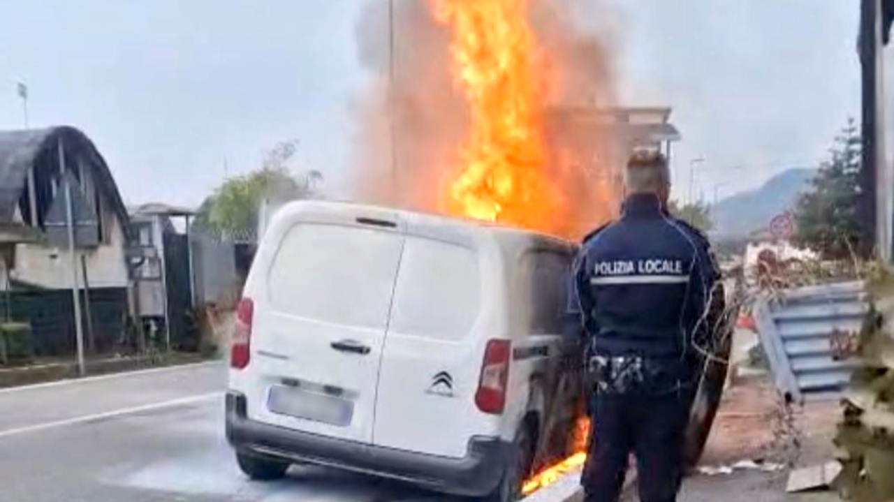 Boves, veicolo in fiamme: nessun ferito