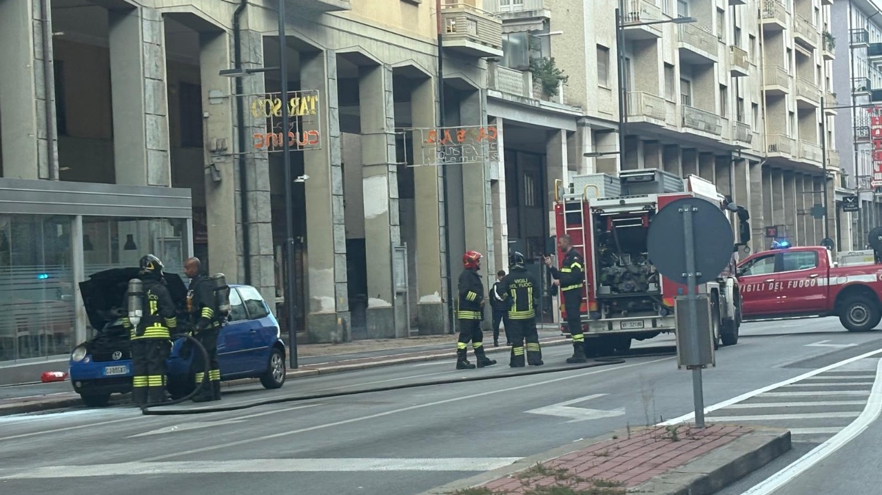 Auto rischia di prendere fuoco in corso Nizza, intervengono i Vigili del fuoco