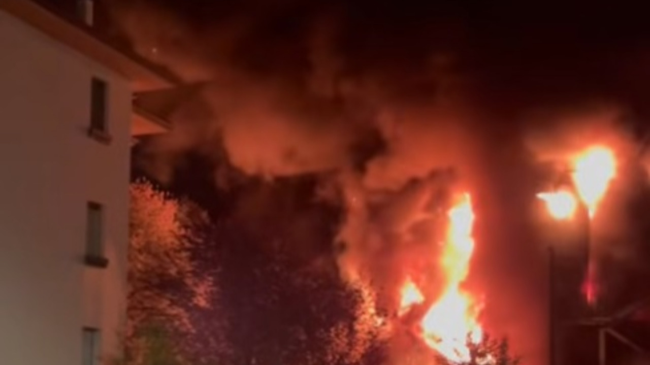 Alba, vasto incendio nell’ex centrale del latte