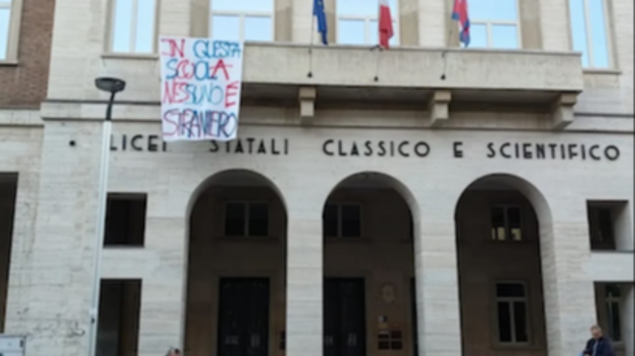 Il Pellico Peano espone lo striscione "In questa scuola nessuno è straniero"