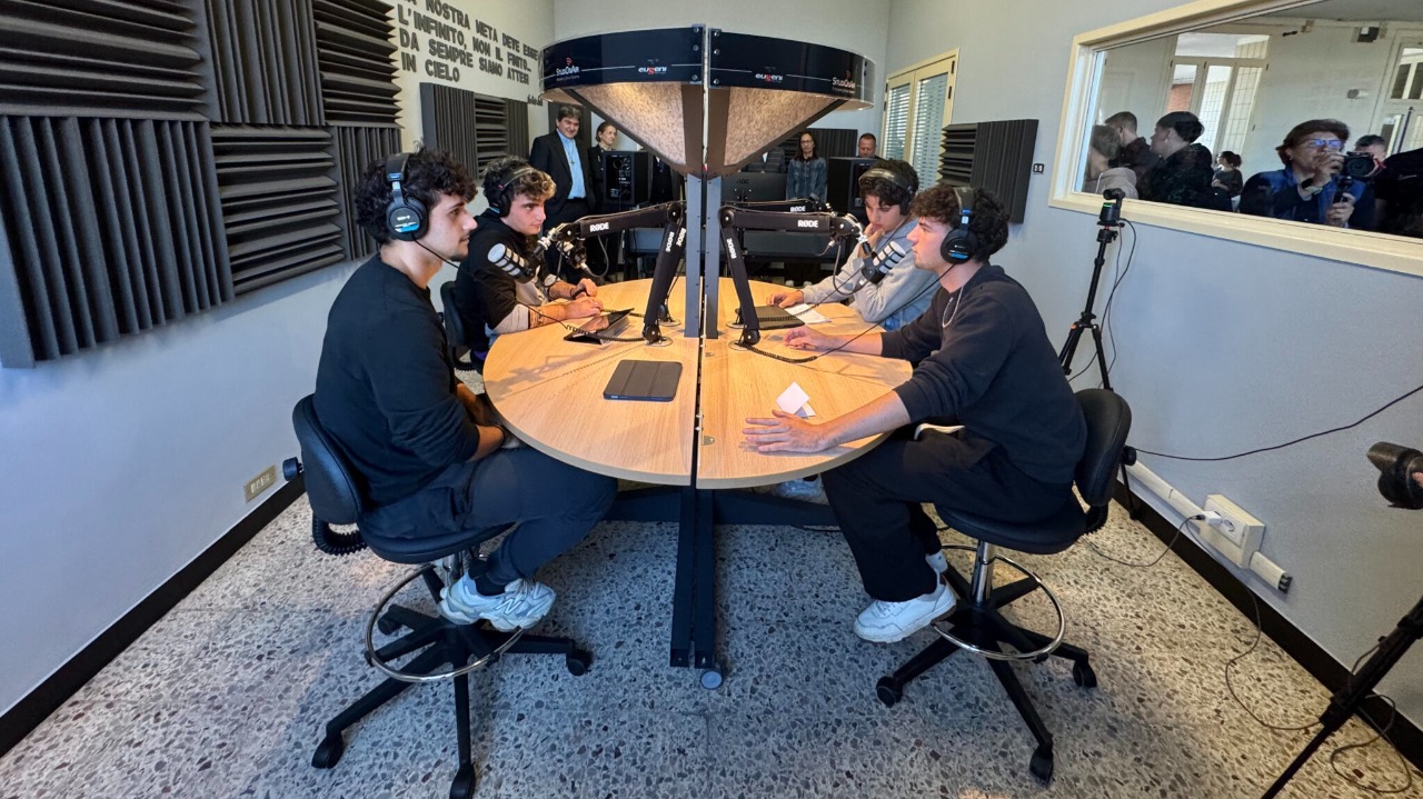 Cnos Fap Fossano, inaugurata la nuova sala podcast dedicata a San Carlo Acutis