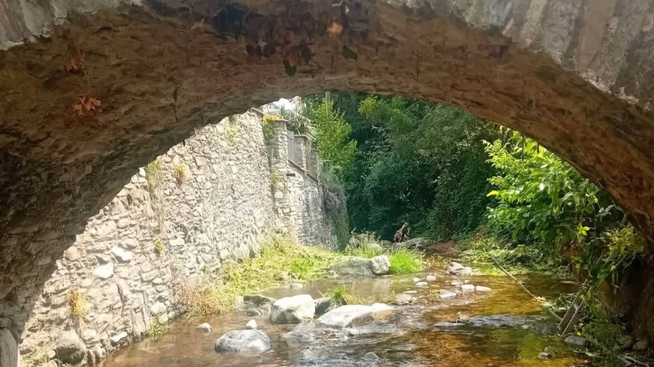 Gambasca, un ponte di 500 anni rischia la demolizione